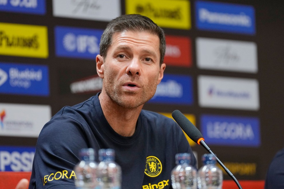 Tréner Chelsea Xabi Alonso.