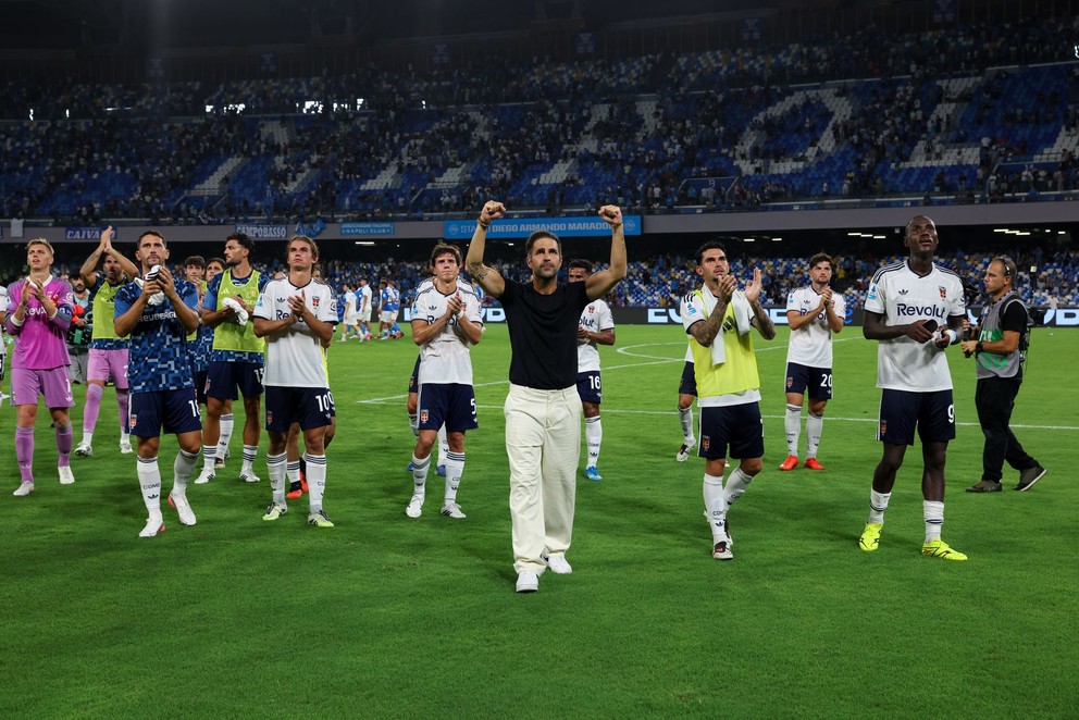 Tréner Cesc Fábregas z Coma sa raduje s hráčmi po víťazstve.
