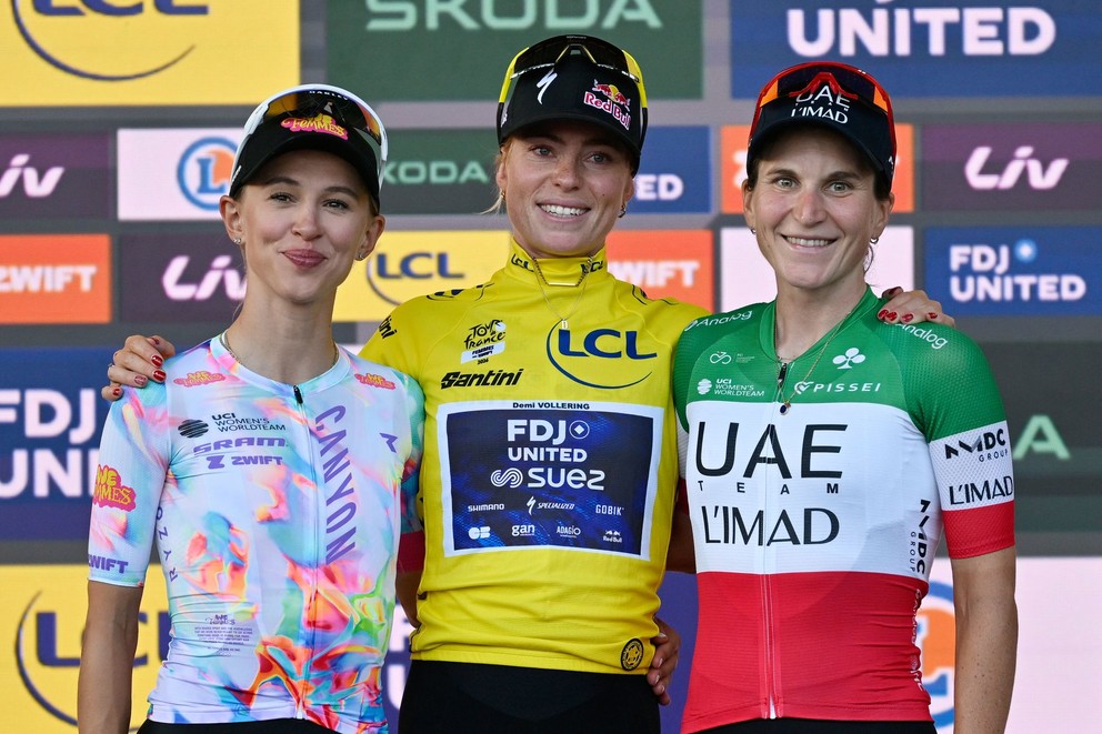 Demi Volleringová sa stala víťazkou Tour de France 2026. Na pódiu ju doplnili Kasia Niewiadomá Phinneyová a Elisa Longová Borghiniová.