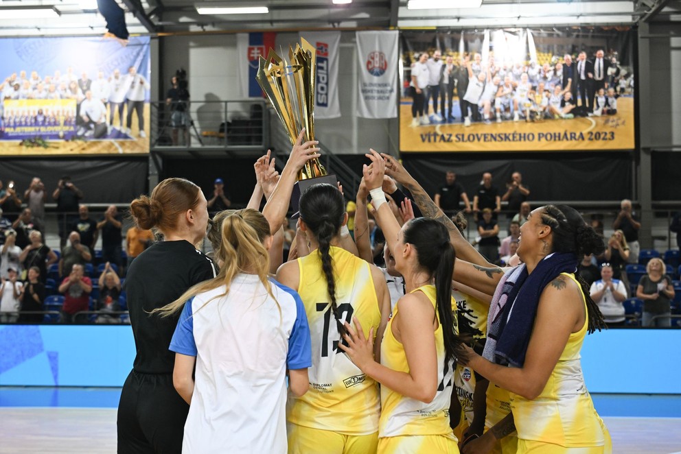 Na snímke tím Piešťan s víťazným pohárom po zápase basketbalového Superpohára 2026 medzi MBK Ružomberok - Piešťanské Čajky.
