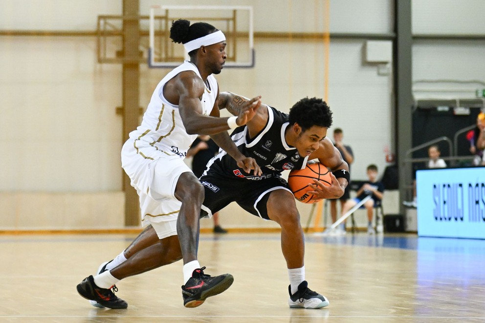Na snímke vľavo hráč Levíc Tony Hicks a hráč Prievidze Aamer Jordan Muhammad počas zápasu basketbalového SUPERpohára 2026 medzi Patrioti Levice - BC Prievidza.