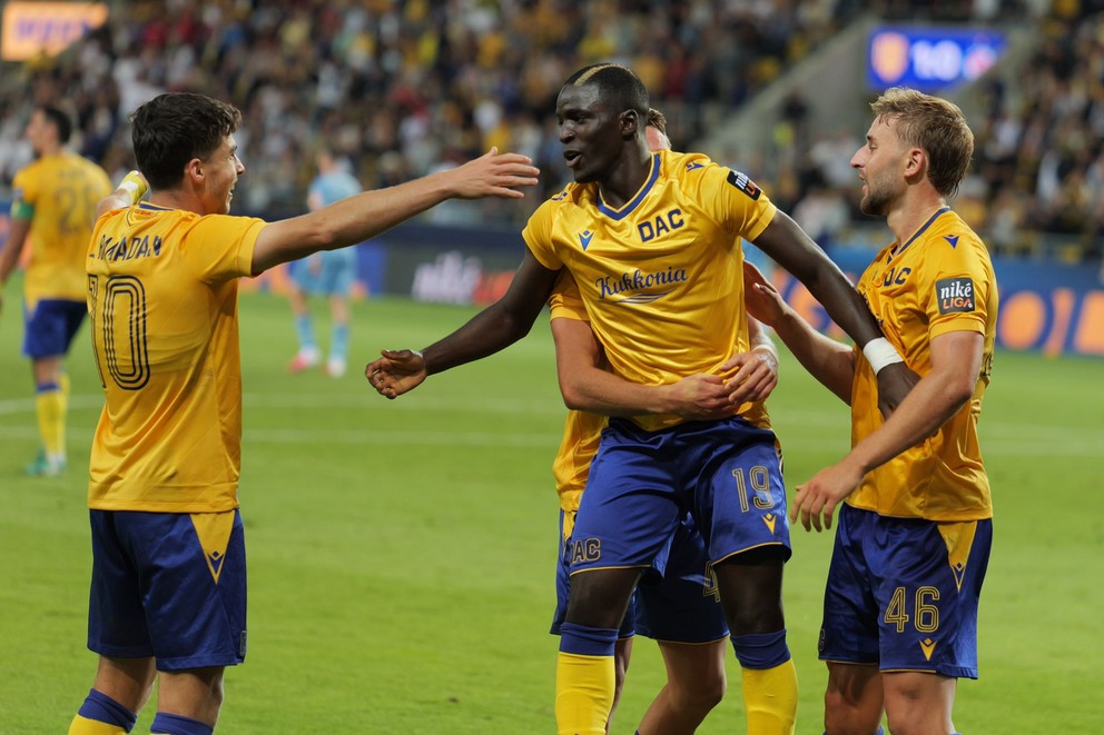 Na snímke druhý vpravo hráč Alioune Sylla (DAC) sa teší z gólu so spoluhráčmi počas zápasu 7. kola futbalovej Niké ligy FC DAC 1904 Dunajská Streda - ŠK Slovan Bratislava.
