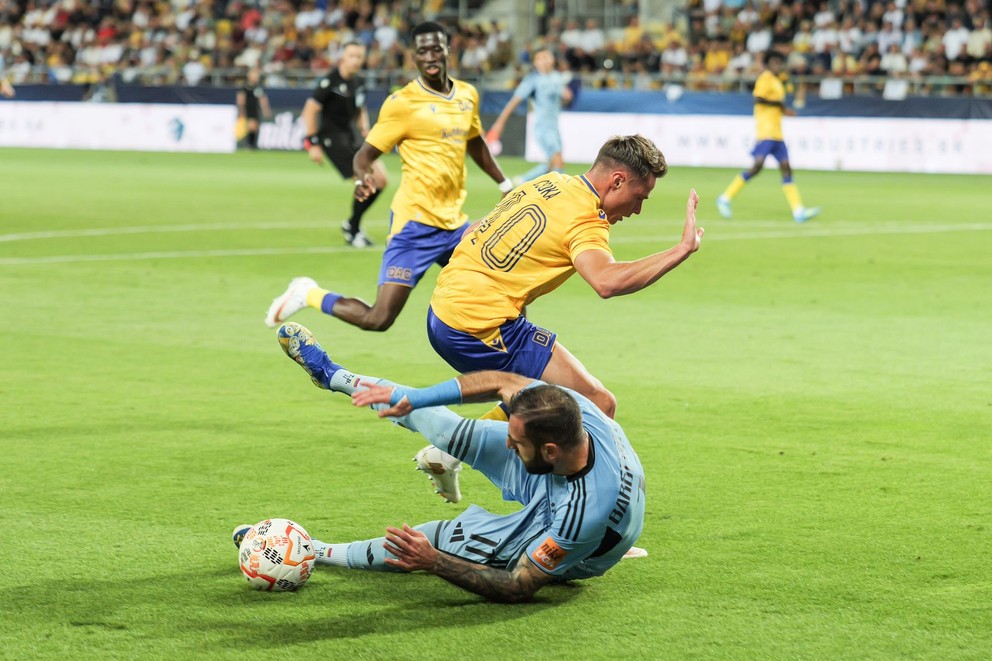 Na snímke hore Bálint Csóka (DAC) a Peter Pokorný (Slovan) a dole Tigran Barseghjan (Slovan) počas zápasu 7. kola futbalovej Niké ligy FC DAC 1904 Dunajská Streda - ŠK Slovan Bratislava.