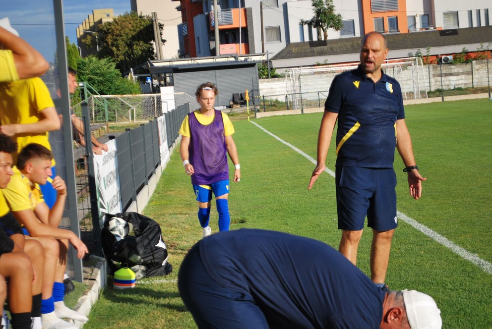 Tréner OFK Dunajská Lužná Marián Tóth (vpravo).