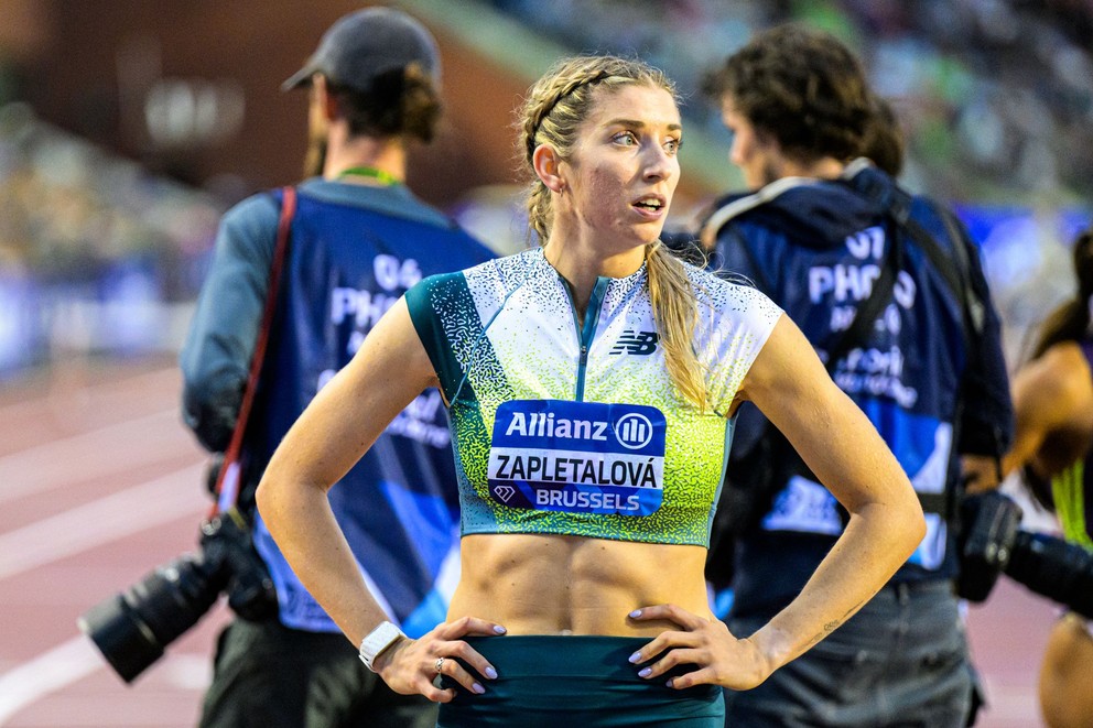 Slovenská atlétka Emma Zapletalová reaguje v cieli po behu na 400 metrov cez prekážky počas finále Diamantovej ligy.