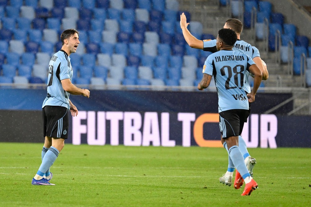 Na snímke vľavo Andraž Šporar (Slovan) sa raduje so spoluhráčmi po strelení gólu v stretnutí 8. kola futbalovej Niké ligy ŠK Slovan Bratislava - MŠK Žilina.