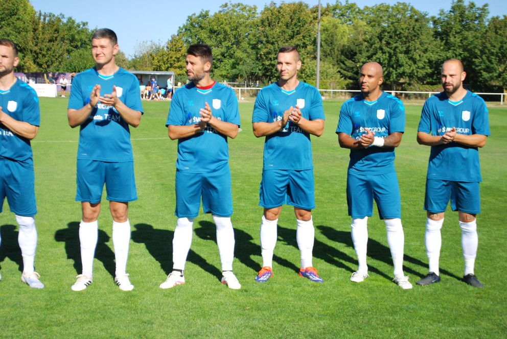 Brazílčan Cleber (druhý sprava) predviedol v drese Klasova aj v Krškanoch futbalové lahôdky. 