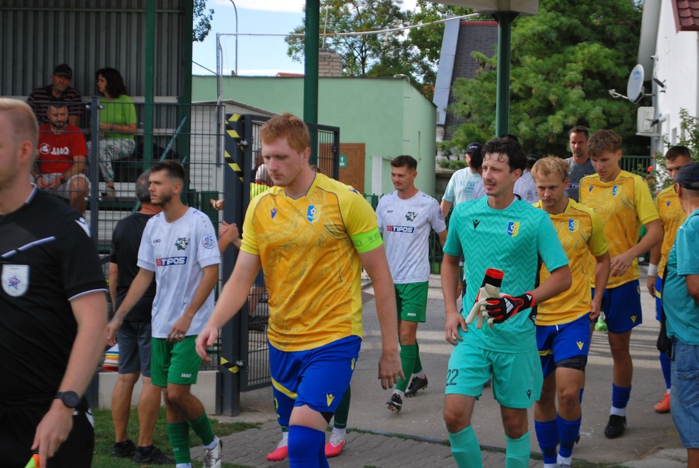 Kapitán Lužnej Adrián Pančík a brankár Krištof Botló.