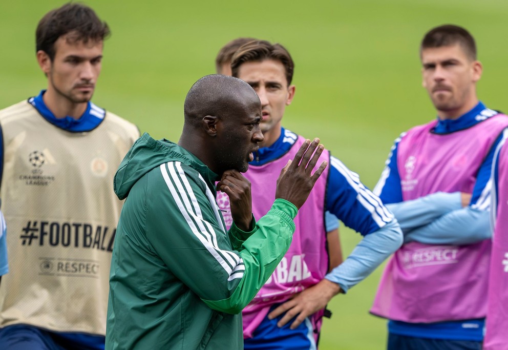 Na snímke uprostred tréner ŠK Slovan Bratislava Yaya Touré počas tréningu pred stredajším zápasom 1. kola ligovej fázy Ligy majstrov proti Parížu St. Germain.