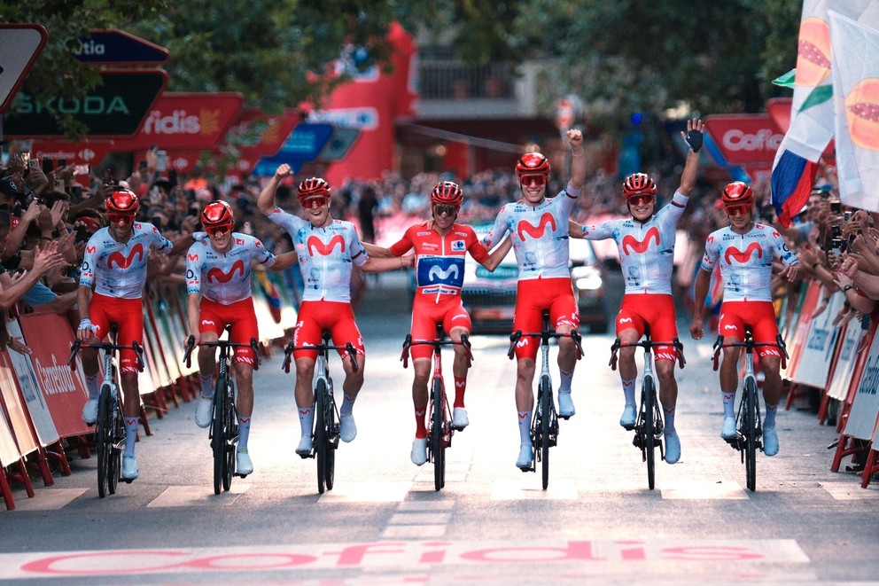 Španielsky cyklista Enric Mas oslavuje s tímovými kolegami triumf na Vuelte 2026.