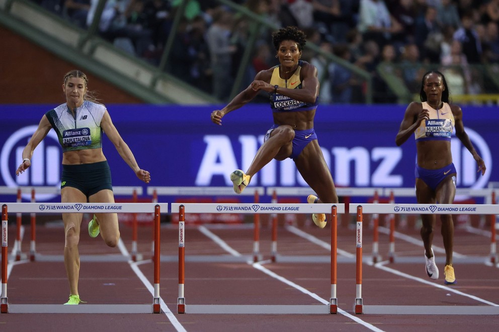 Americká atlétka Anna Cockrellová (v strede) v súboji s Emmou Zapletalovou v Bruseli. 