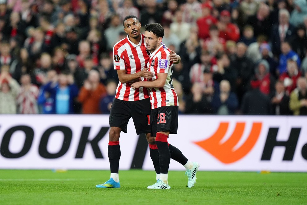 Futbalisti Sunderlandu oslavujú gól.