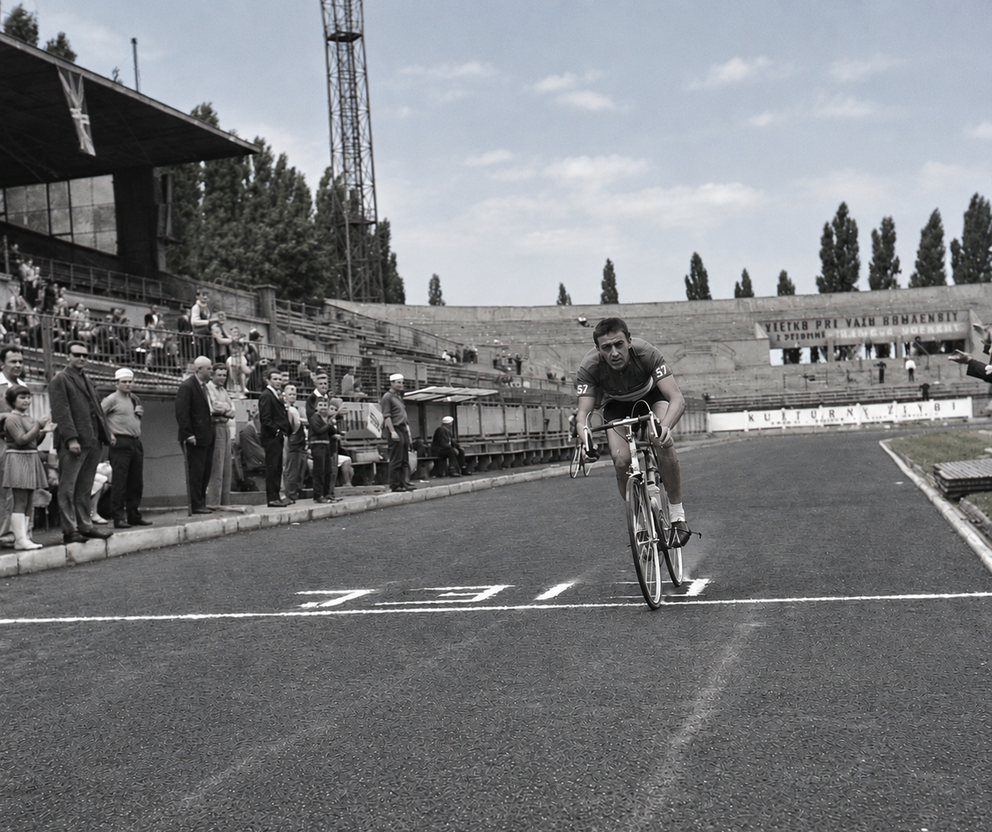 Slovenský cyklista Karol Pátek víťazí v záverečnej etape Okolo Slovenska 1965.
