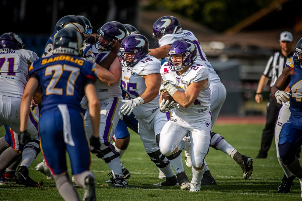 Oliver Ďurč v zápase tímu Vienna Vikings (s číslom 65).