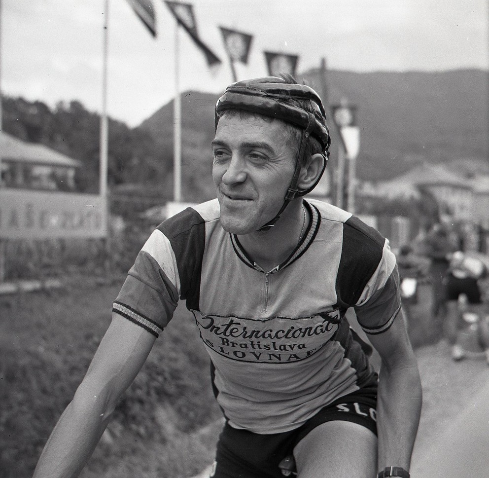 Slovenský cyklista Karol Pátek počas pretekov Okolo Slovenska 1969.