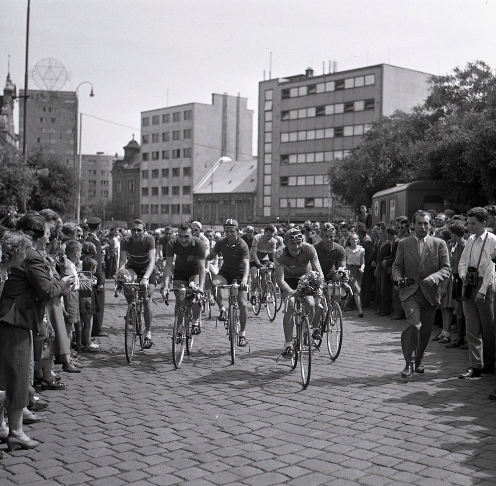 Slávnostný štart historicky 1. etapy cyklistických pretekov Okolo Slovenska v roku 1954.