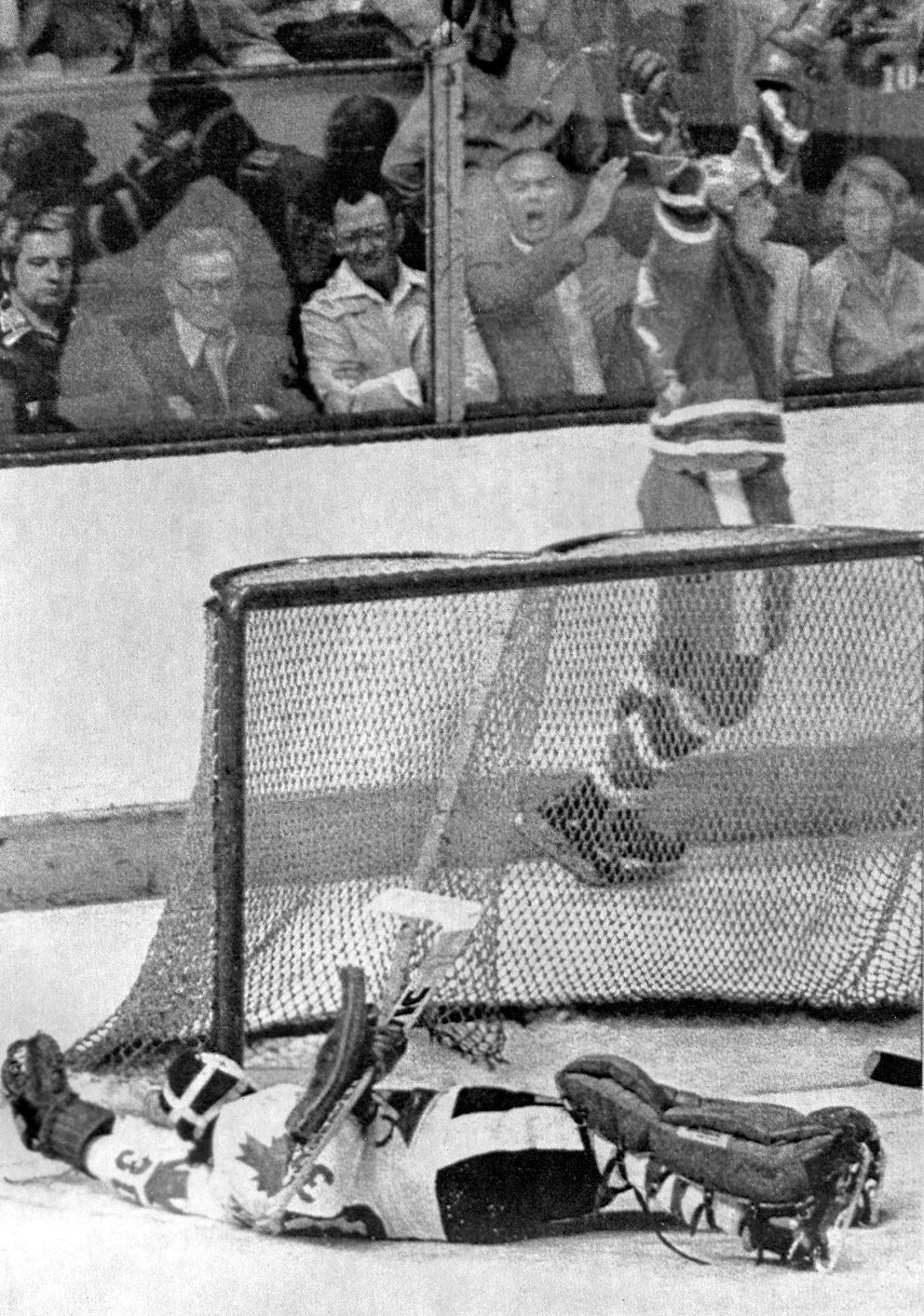 Josef Augusta oslavuje gól, ktorý strelil Milan Nový v zápase Kanada - ČSSR (0:1), na ľade leží brankár Rogatien Vachon.