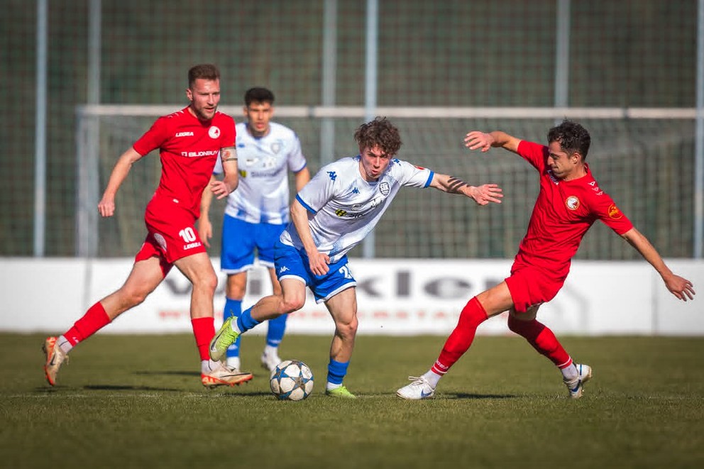 Vpravo futbalista Kamil Karaš.