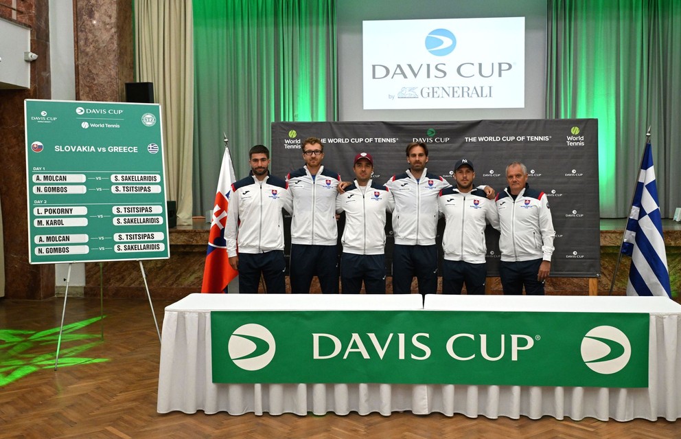 Na snímke daviscupový tím Slovenska, zľava Lukáš Pokorný , Miloš Karol, Andrej Martin , Norbert Gombos , Alex Molčan a kapitán Tibor Tóth počas žrebu.