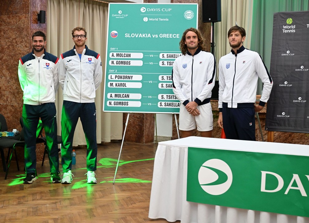 Na snímke zľava vyžrebovaná štvorhra v zložení Lukáš Pokorný , Miloš Karol (obaja Slovensko) a Stefanos Tsitsipas , Stefanos Sakellaridis (obaja Grécko) počas žrebu.