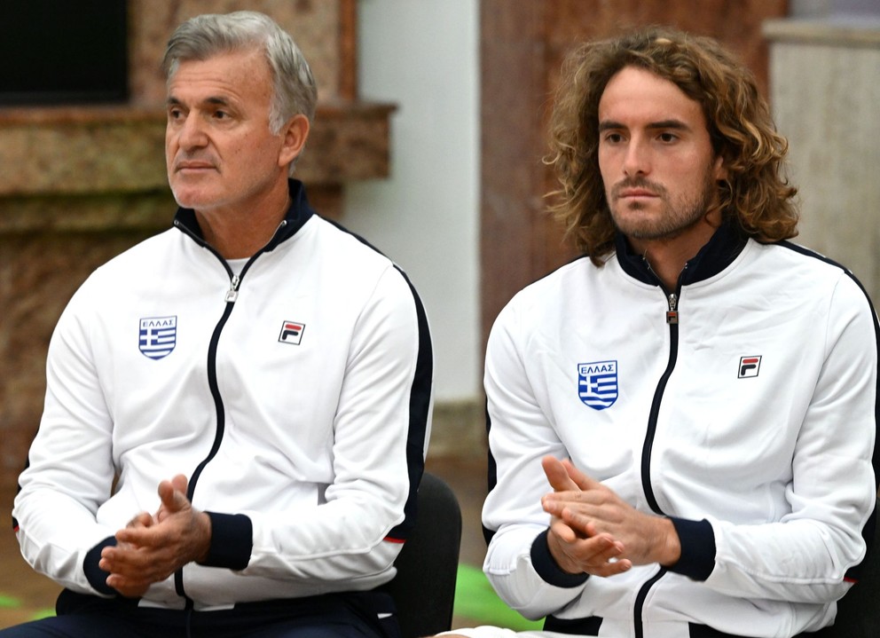 Na snímke zľava kapitán daviscupového tímu Grécka Apostolos Tsitsipas a grécky tenista Stefanos Tsitsipas počas žrebu.