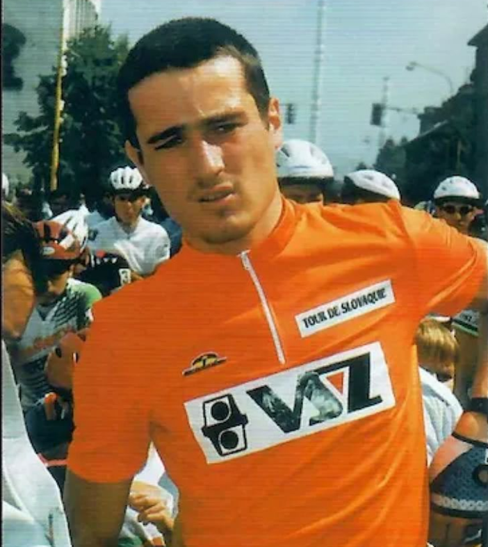 Ján Valach v oranžovom drese pre víťaza pretekov Okolo Slovenska 1996. 