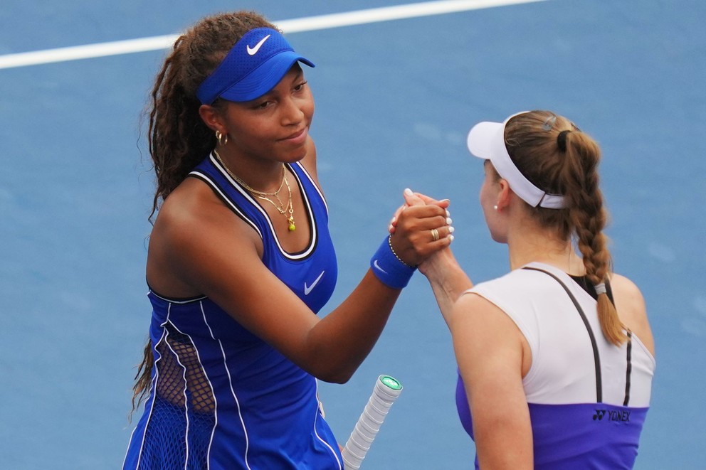 Thea Frodinová a Jelena Rybakinová si podávajú ruky po zápase na US Open 2026.