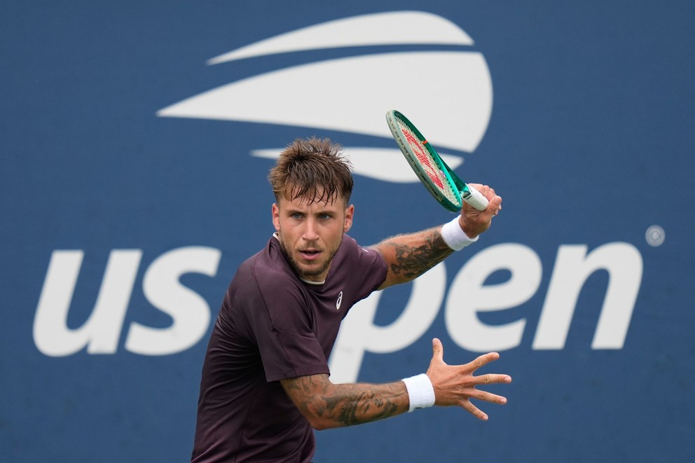 Slovenský tenista Alex Molčan odvracia úder Francúzovi Benjaminovi Bonzimu v zápase 2. kola mužskej dvojhry na grandslamovom turnaji US Open