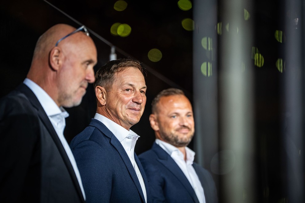 Peter Bondra (uprostred) ako tréner na rozlúčkovom zápase Zdena Cháru. Vpravo Marián Gáborík, vľavo Jerguš Bača.
