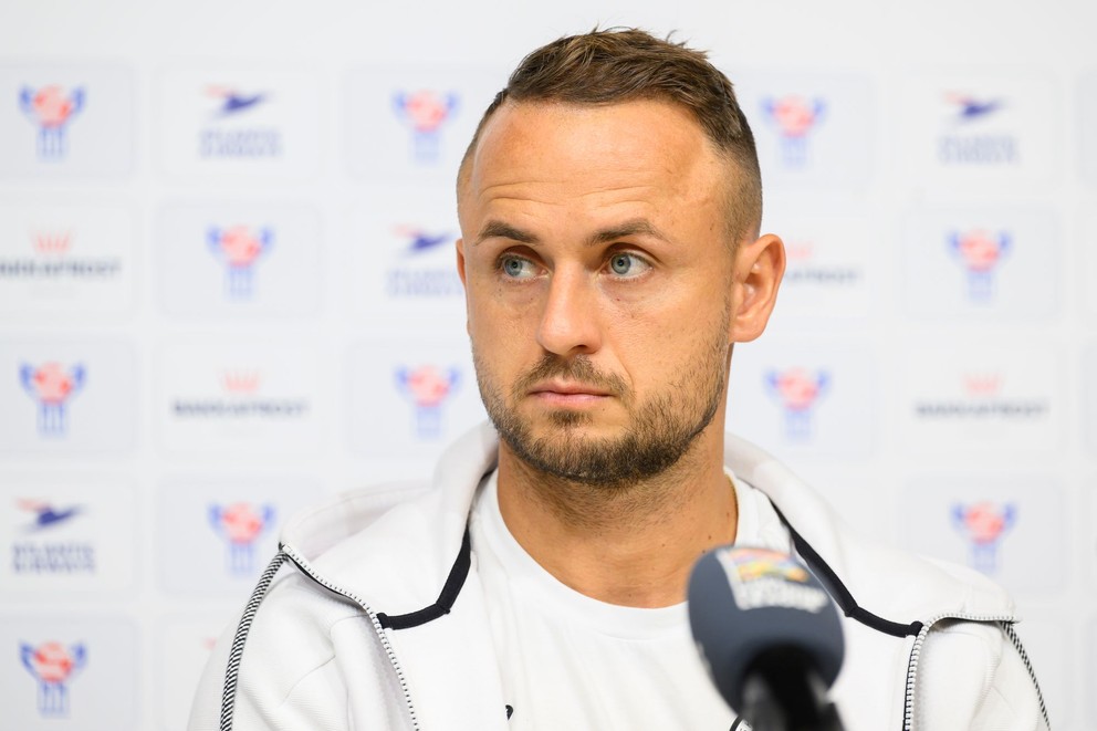 Na snímke slovenský futbalový reprezentant Stanislav Lobotka počas tlačovej konferencie.