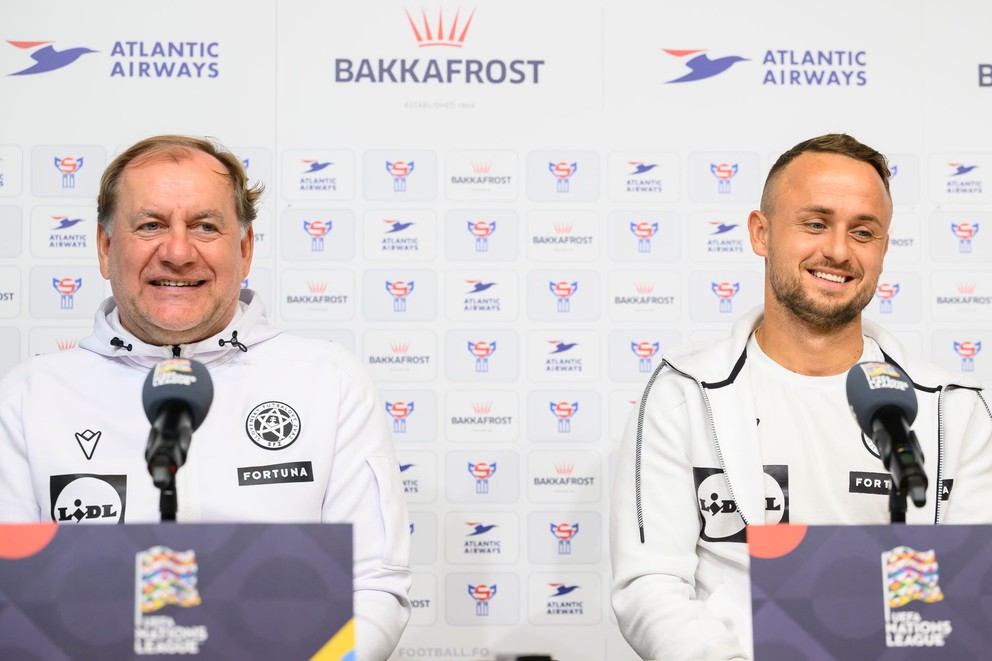 Na snímke tréner slovenskej futbalovej reprezentácie Vladimír Weiss st. (vľavo) a slovenský futbalový reprezentant Stanislav Lobotka (vpravo).
