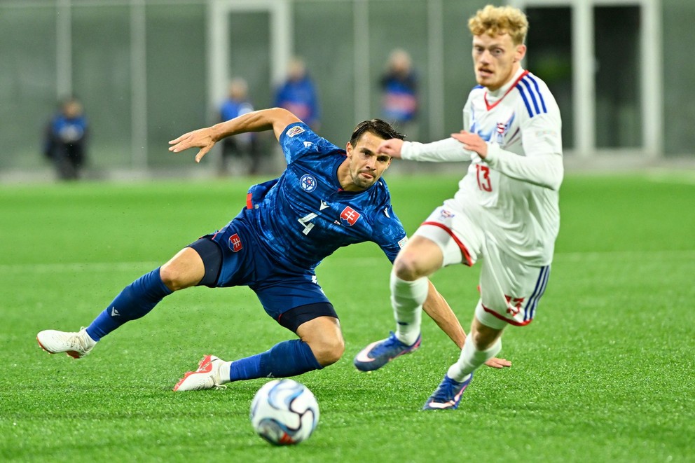 Martin Valjent (Slovensko) a Martin Agnarsson (Faerské ostrovy) počas zápasu C-divízie Ligy národov Faerské ostrovy - Slovensko.