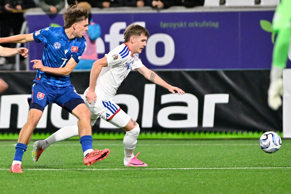 Na snímke zľava Leo Sauer (Slovensko) a Jóannes Bartalíd (Faerské ostrovy) počas zápasu C-divízie Ligy národov Faerské ostrovy - Slovensko v meste Tórshavn na Faerských ostrovoch v piatok 2. októbra 2026.