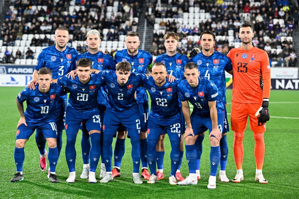 Slovenskí futbalisti pózujú počas spoločnej fotografie pred začiatkom zápasu C-divízie Ligy národov Faerské ostrovy - Slovensko.
