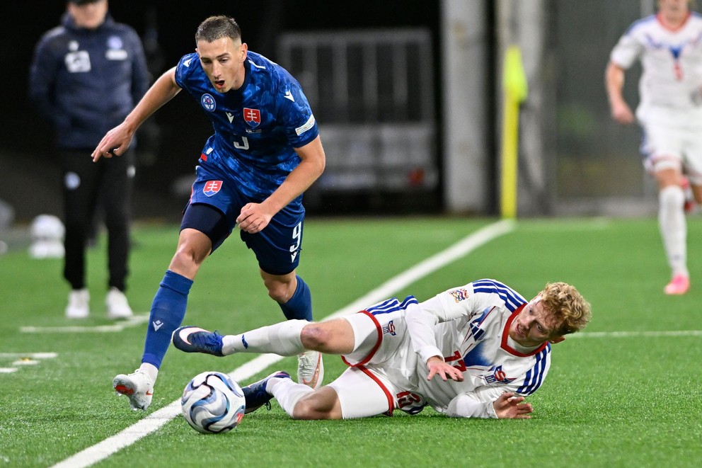 Na snímke vľavo Róbert Boženík (Slovensko) a Martin Agnarsson (Faerské ostrovy).