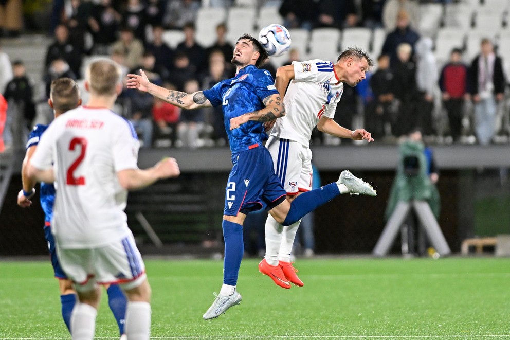 Uprostred vľavo Ivan Mesík (Slovensko) a Aki Samuelsen (Faerské ostrovy) počas zápasu C-divízie Ligy národov Faerské ostrovy - Slovensko v meste Tórshavn na Faerských ostrovoch v piatok 2. októbra 2026.