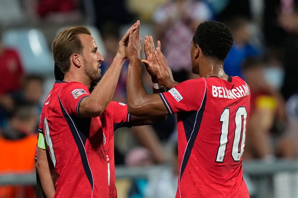 Harry Kane a Jude Bellingham oslavujú gól.