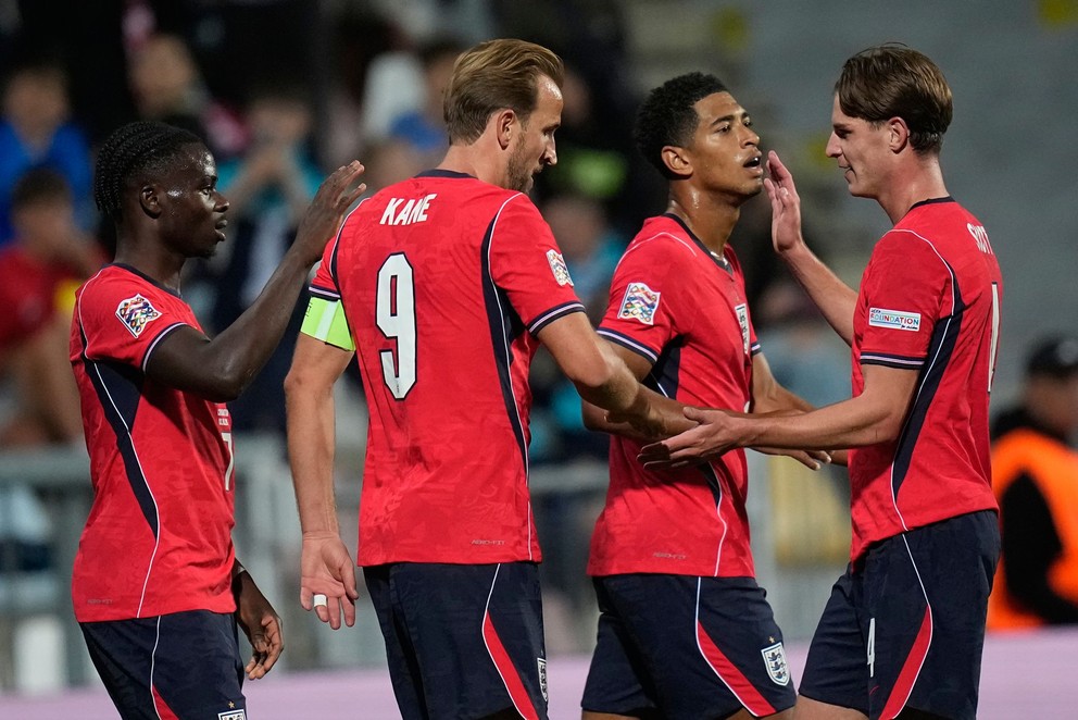 Anglickí futbalisti oslavujú šiesty gól v zápase Chorvátsko - Anglicko v Lige národov.