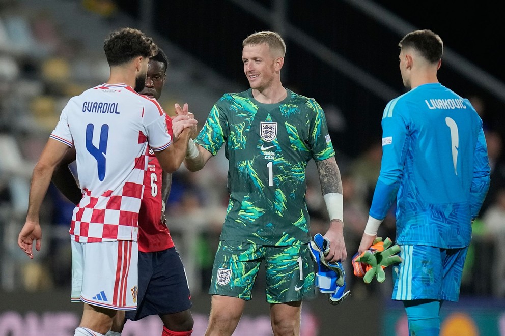 Chorvátsky futbalista Joško Gvardiol si po zápase podáva ruku s brankárom Jordanom Pickfordom.