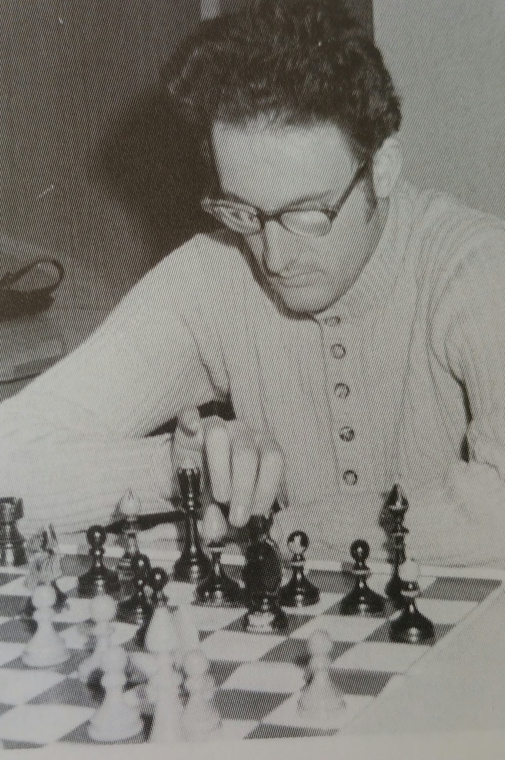 Ivan Novák za šachovnicou.