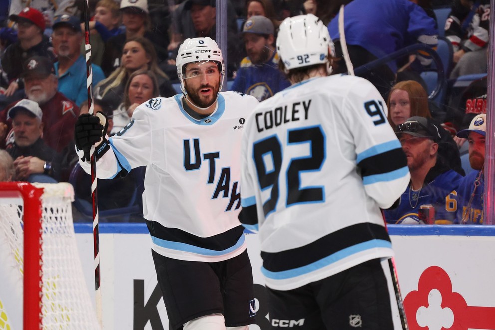 Hráči Utah Mammoth Nick Schmaltz a Logan Cooley.