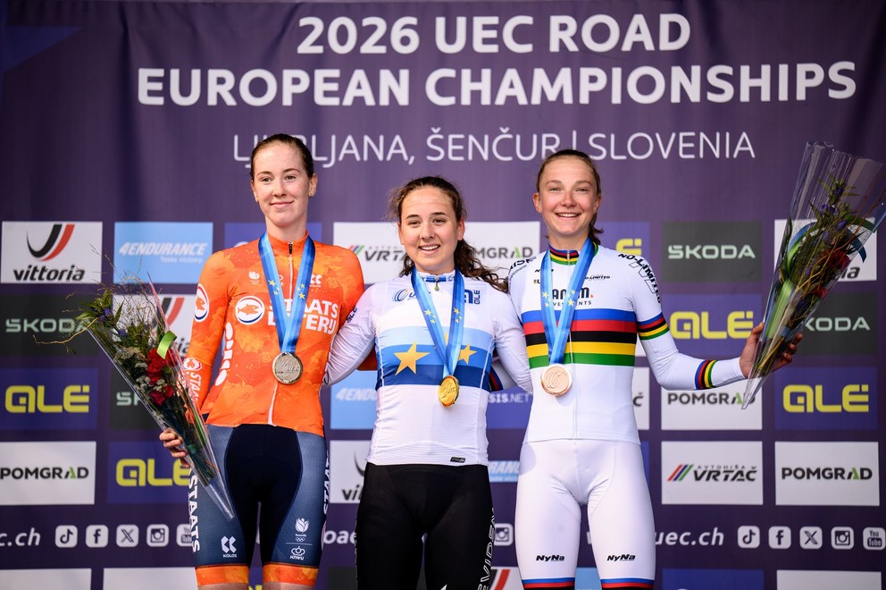 Nienke Vinkeová, Mara Winterová a Viktória Chladoňová po pretekoch U23 na ME 2026.