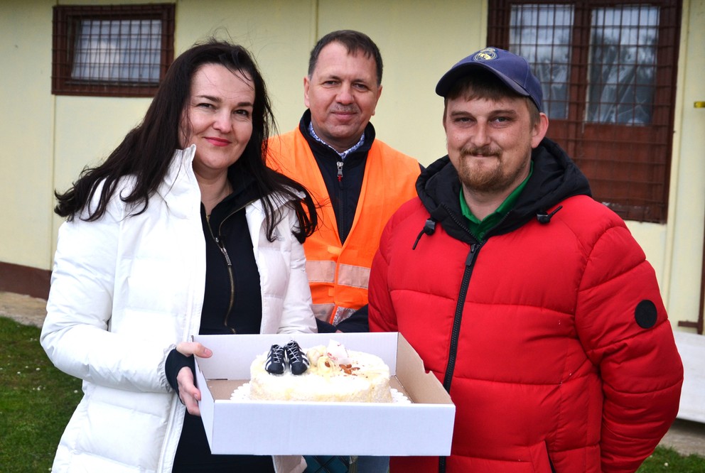Oslávenec Ondrej Katkovčin (vpravo) prevzal tortu od starostky obce Lucie Sukeľovej a jej zástupcu Horymíra Krokkera. 