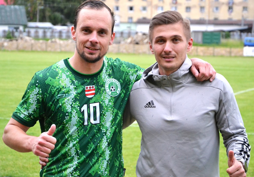 Jozef Dolný (prešovský kapitán) a René Kočan (tréner MFK Snina). 
