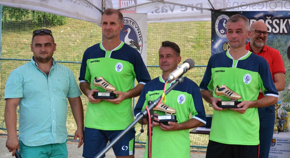 Ocenení za dlhoročnú futbalovú činnosť. Zľava Lukáš Grajcar (predseda klubu), Jozef Porvažnik, Marek Hančár a Rudolf Mikula. 