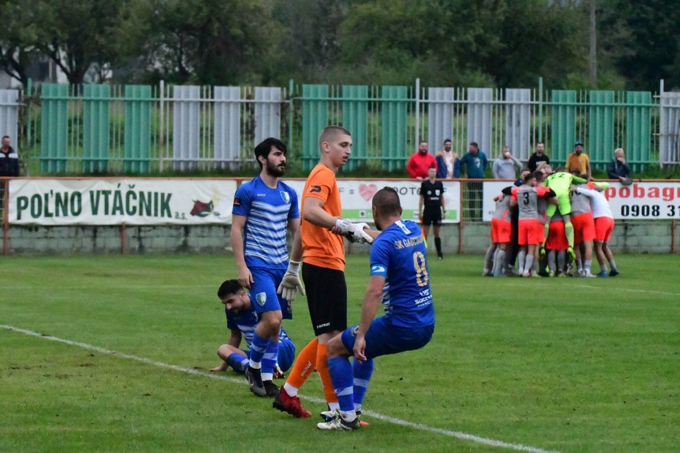 Rozhodujúci moment šlágra Lehota – Gabčíkovo (1:0). Po vlastnom góle Zsolta Németha (8) radosť hráčov Lehoty (vpravo). Foto: OFK Baník Lehota p/.Vt. 