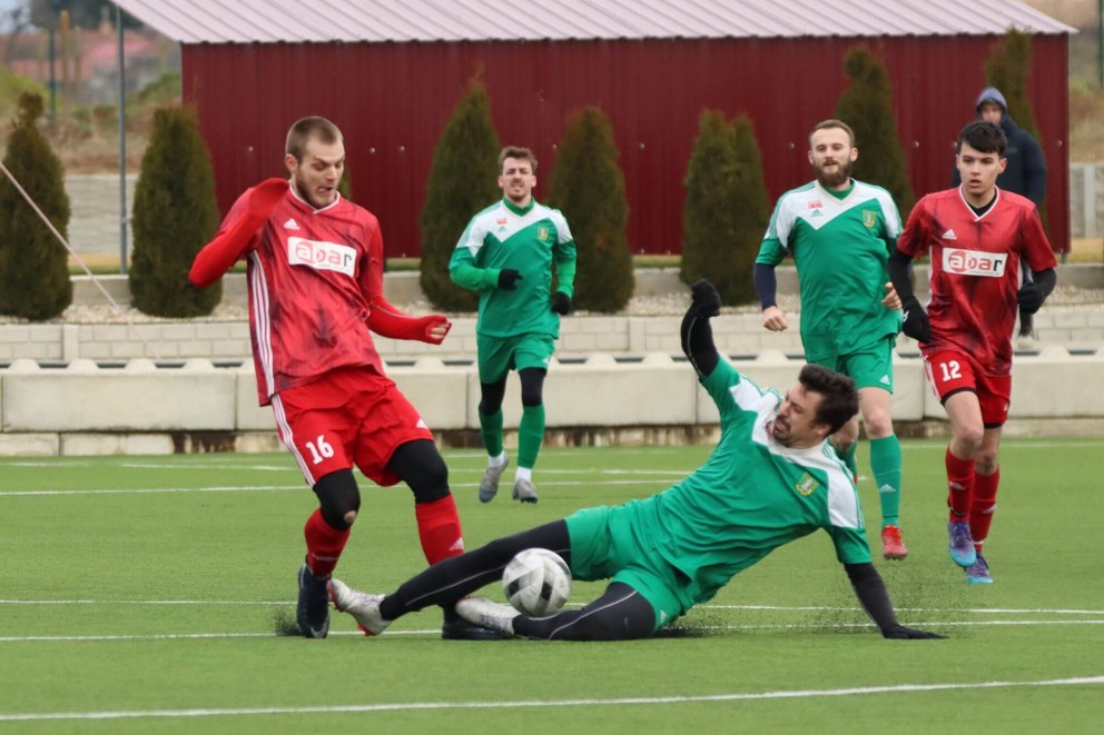 V súboji o loptu vľavo v červenom Pavol Krehák, ktorý potvrdil proti Dvorčanom (v zelenom) prehľad v hre. Foto: ZsFZ