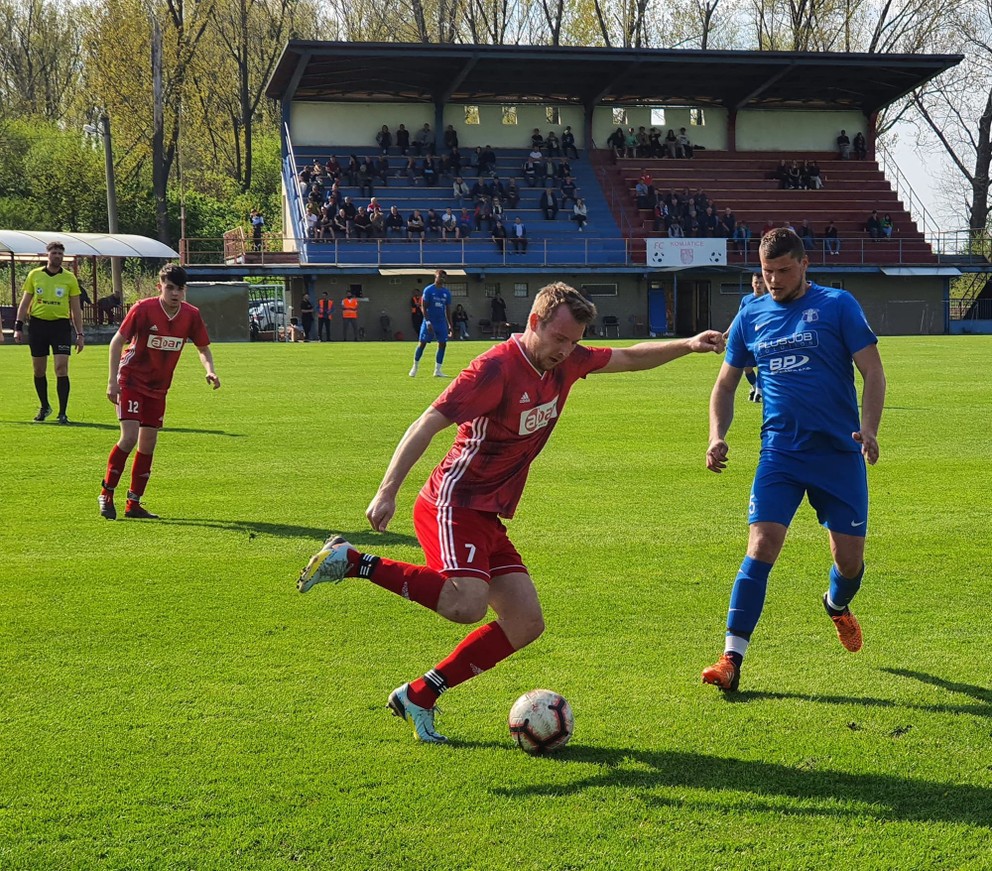 V červenom s číslom 7 autor vyrovnávajúceho gólu Komjatíc Miroslav Polák, vedľa s č. 6 Zsolt Fabian. Foto: Gábor Refka