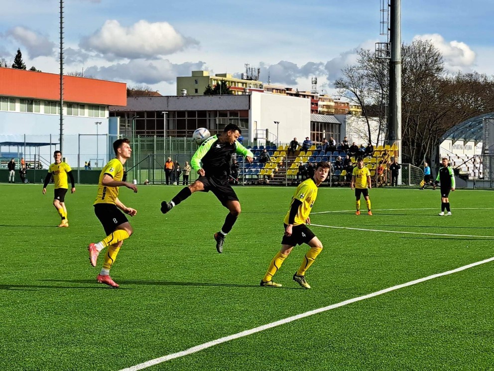 Vpredu v žltom (zľava) futbalisti béčka Myjavy Marko Kunka a Marek Tomka. Foto: Spartak Myjava