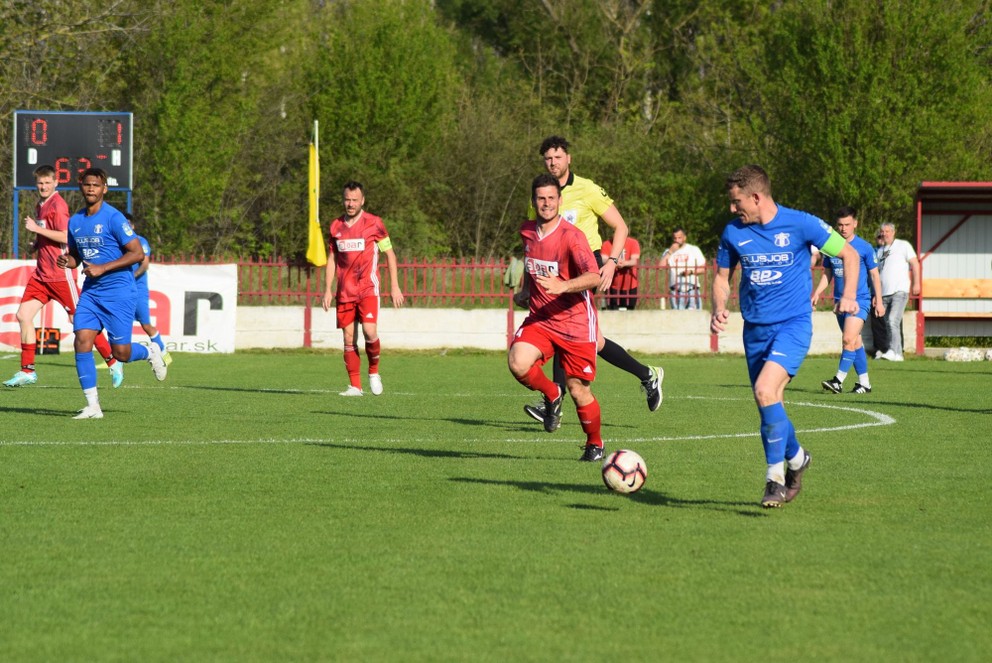 Za stavu 0:1 zahodil čistú šancu na vyrovnanie Komjatičan Marek Kmeťo (vpravo v červenom). Foto: Zuzana Garayová